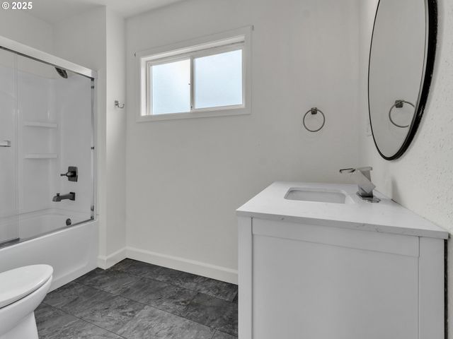 1975 Ne GALLOWAY St, Mc Minnville, OR 97128