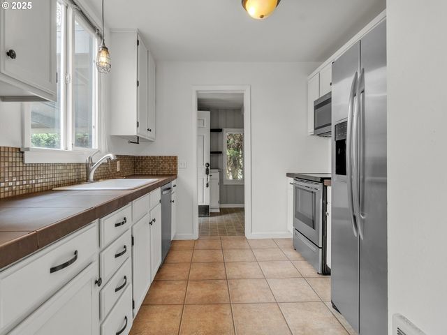 1975 Ne GALLOWAY St, Mc Minnville, OR 97128