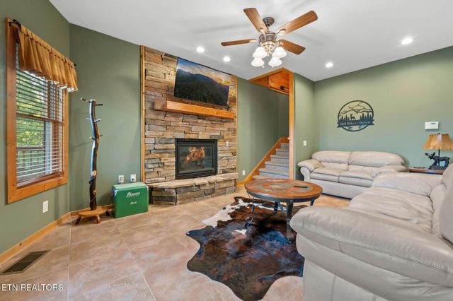 210 Meghans Way, Townsend, TN 37882