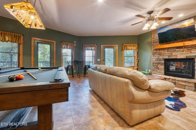210 Meghans Way, Townsend, TN 37882