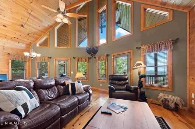 210 Meghans Way, Townsend, TN 37882