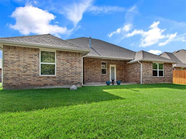 2429 Creekview Drive, Moore, OK 73160