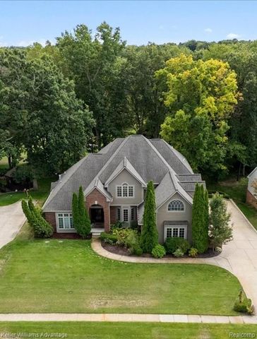 2282 Sandlewood Drive, White Lake, MI 48383