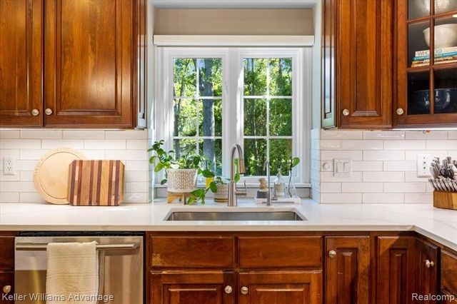 2282 Sandlewood Drive, White Lake, MI 48383