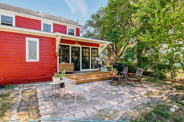 909 E Market St, Sinton, TX 78387