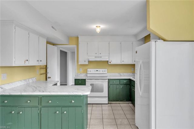 1058 Clipper DR, Hampton, VA 23669