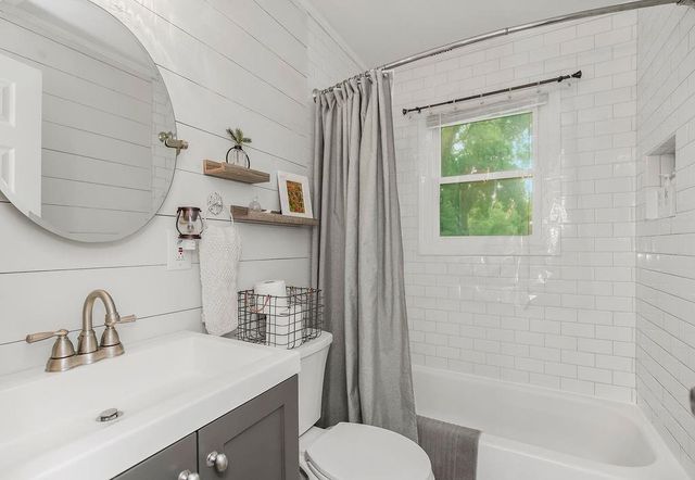 2613 W 76th Street, Prairie Village, KS 66208