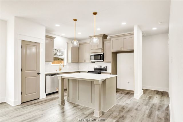 209 Lock Lane, Bryan, TX 77803