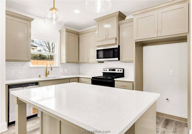 209 Lock Lane, Bryan, TX 77803