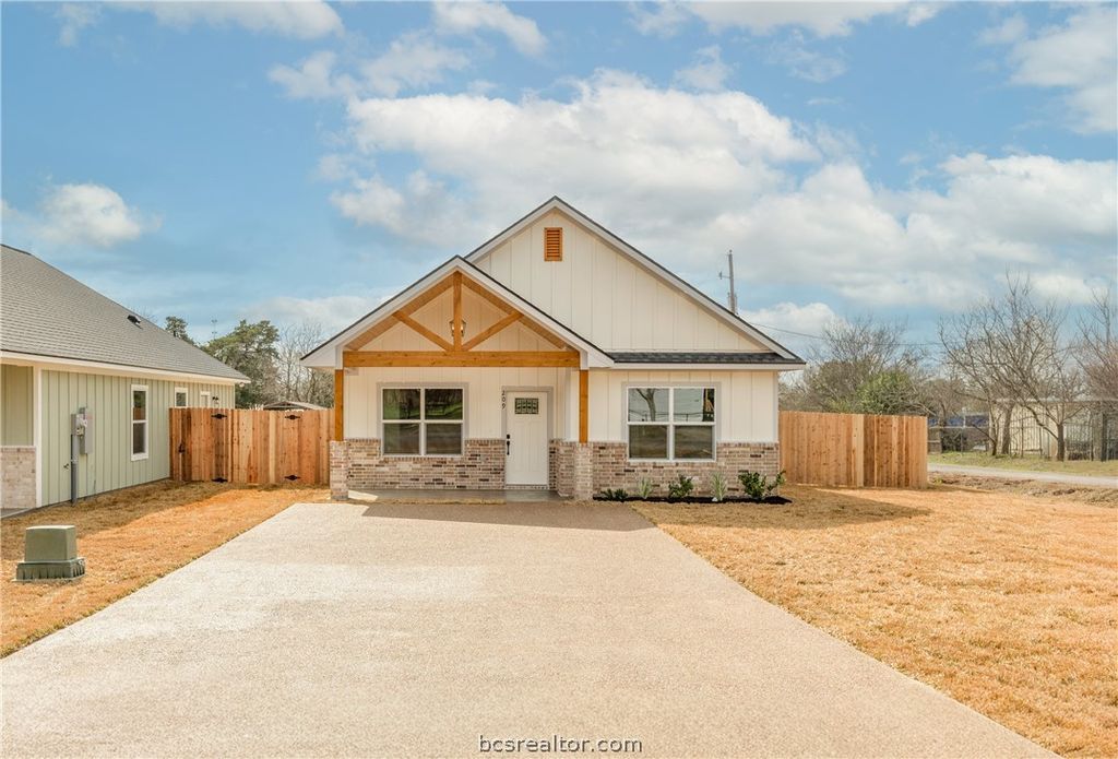 209 Lock Lane, Bryan, TX 77803