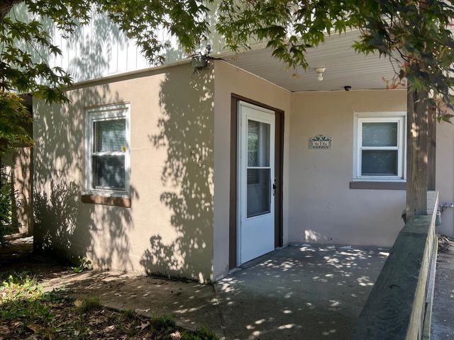 616 N Oakland Avenue, Carbondale, IL 62901