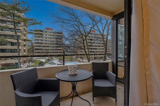 10-10 166th Street 4A, Beechhurst, NY 11357