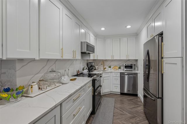 10-10 166th Street 4A, Beechhurst, NY 11357