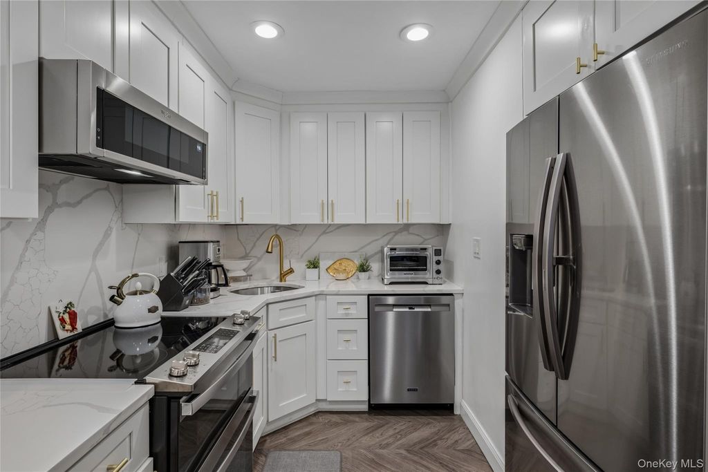 10-10 166th Street 4A, Beechhurst, NY 11357