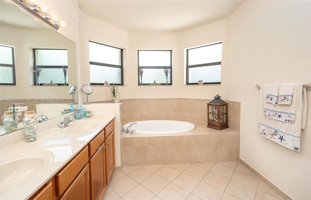 2604 NE 1st St, Homestead, FL 33033