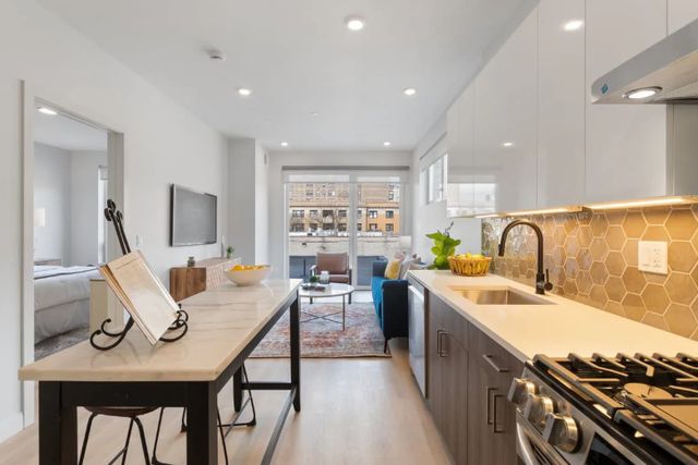 948 W Sunnyside Avenue 202, Chicago, IL 60640