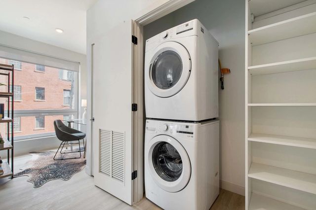 948 W Sunnyside Avenue 202, Chicago, IL 60640