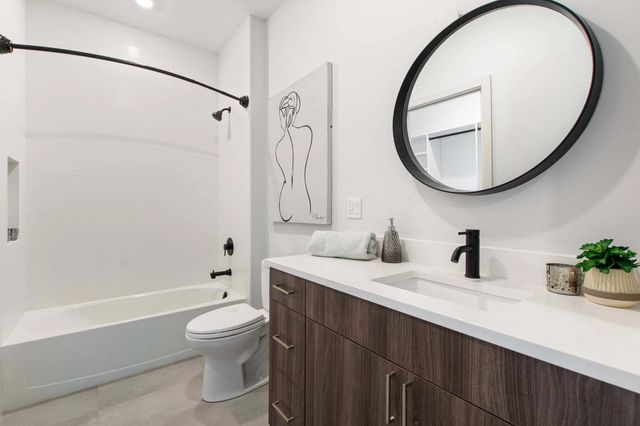 948 W Sunnyside Avenue 202, Chicago, IL 60640