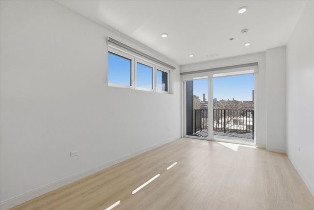 948 W Sunnyside Avenue 202, Chicago, IL 60640