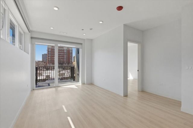 948 W Sunnyside Avenue 202, Chicago, IL 60640