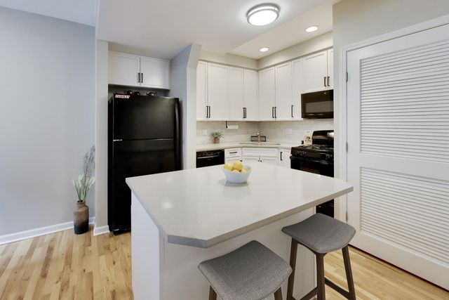 1636 W Melrose Street 303, Chicago, IL 60657