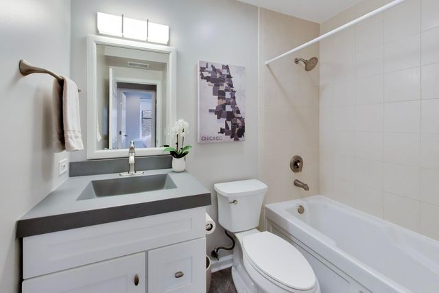 1636 W Melrose Street 303, Chicago, IL 60657