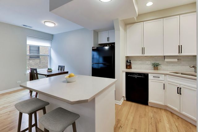 1636 W Melrose Street 303, Chicago, IL 60657