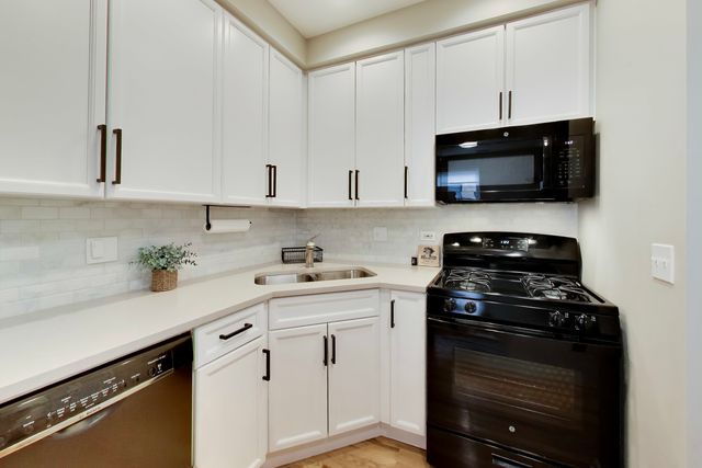 1636 W Melrose Street 303, Chicago, IL 60657