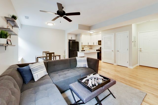 1636 W Melrose Street 303, Chicago, IL 60657
