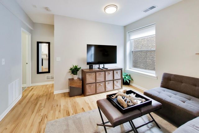1636 W Melrose Street 303, Chicago, IL 60657