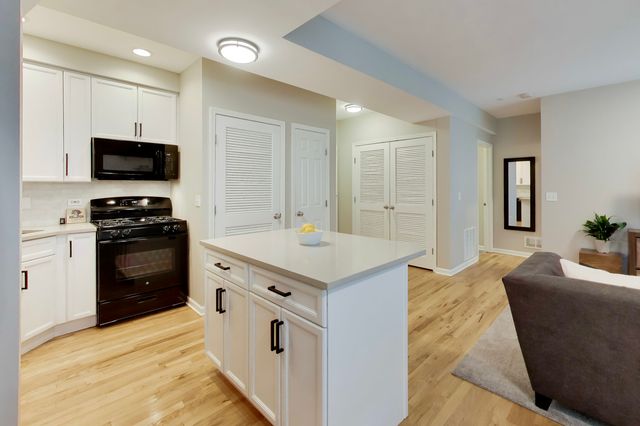 1636 W Melrose Street 303, Chicago, IL 60657