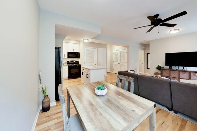 1636 W Melrose Street 303, Chicago, IL 60657