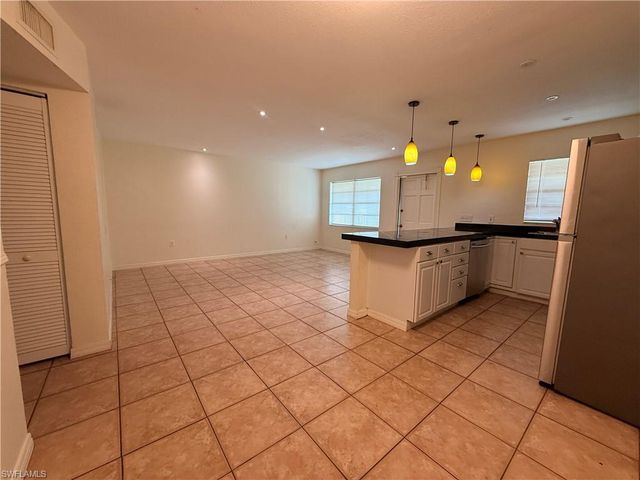 4290 Gulfstream DR 12, Naples, FL 34112