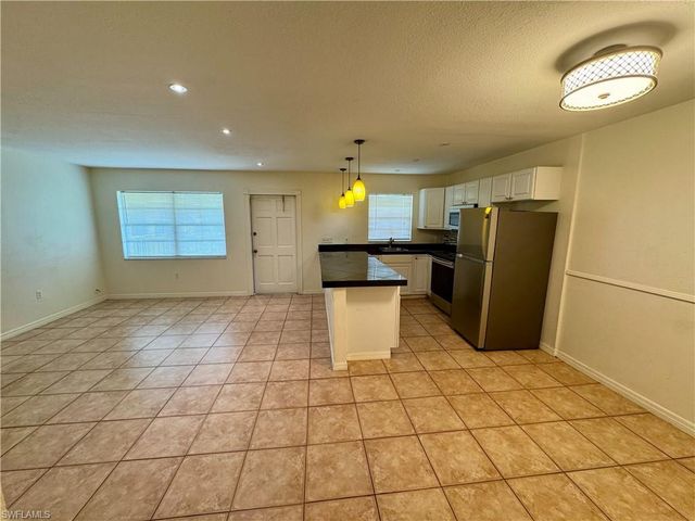 4290 Gulfstream DR 12, Naples, FL 34112