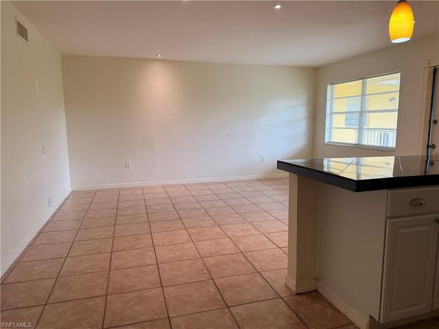 4290 Gulfstream DR 12, Naples, FL 34112