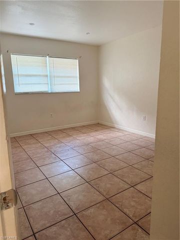 4290 Gulfstream DR 12, Naples, FL 34112