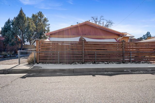220 San Andres Avenue NW, Albuquerque, NM 87107