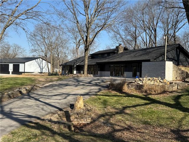 8016 NW Hampton Road, Kansas City, MO 64152