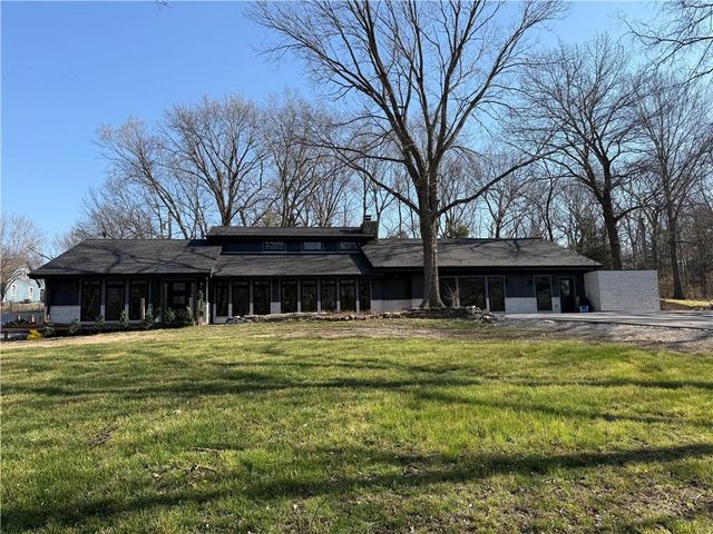 8016 NW Hampton Road, Kansas City, MO 64152