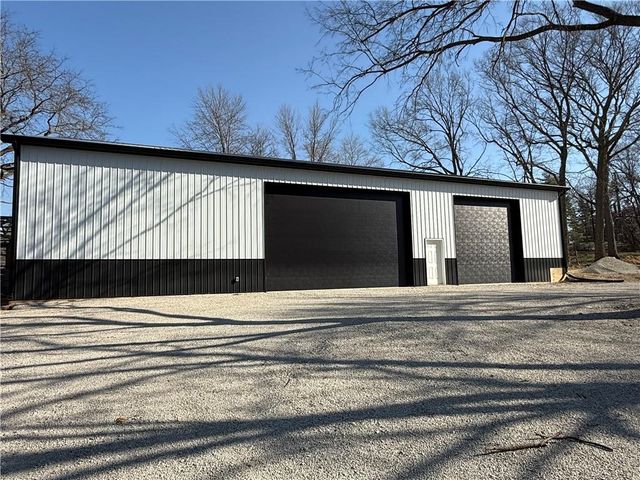 8016 NW Hampton Road, Kansas City, MO 64152