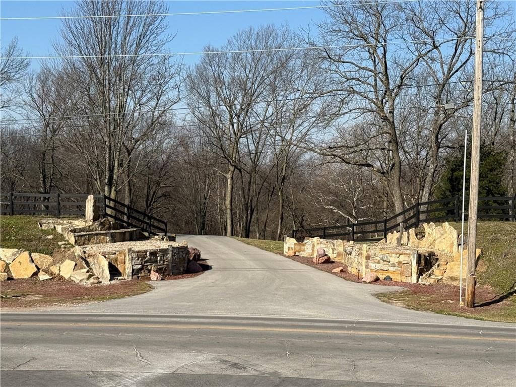 8016 NW Hampton Road, Kansas City, MO 64152