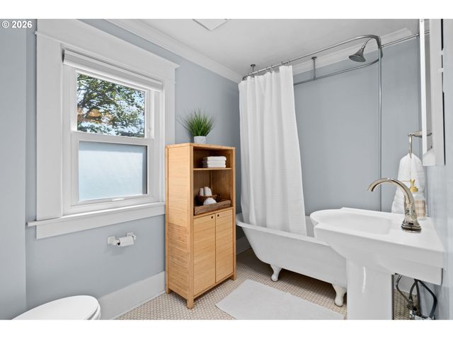 7754 Se MILWAUKIE Ave, Portland, OR 97202