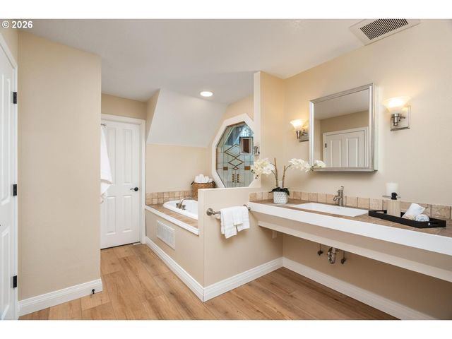 4803 Sw STONEBROOK Ct, Portland, OR 97239