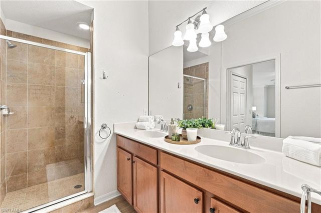 9832 Venezia CIR 1025, Naples, FL 34113