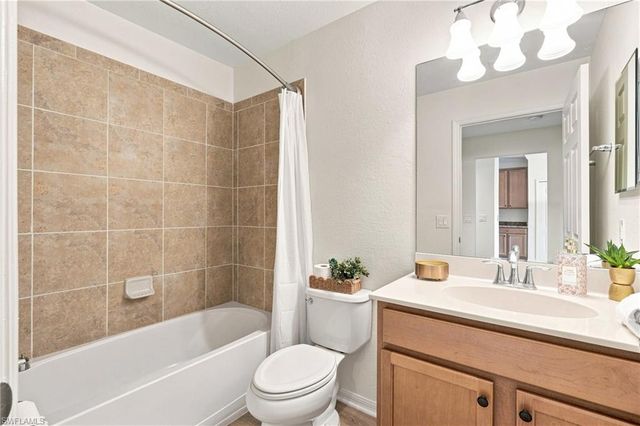 9832 Venezia CIR 1025, Naples, FL 34113