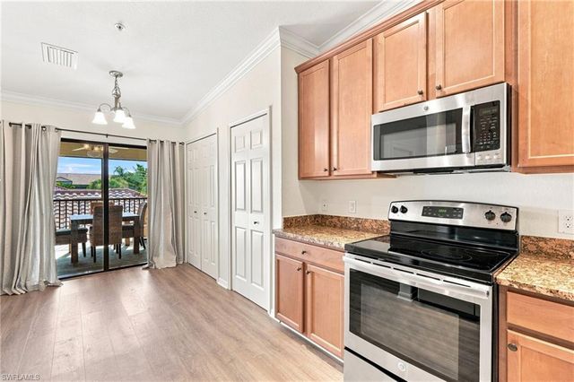 9832 Venezia CIR 1025, Naples, FL 34113