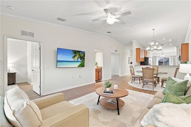 9832 Venezia CIR 1025, Naples, FL 34113