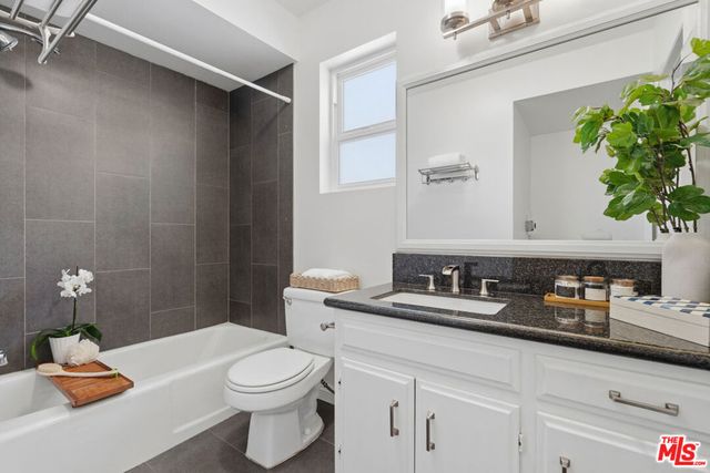 1242 S Barrington Avenue 205, Los Angeles, CA 90025