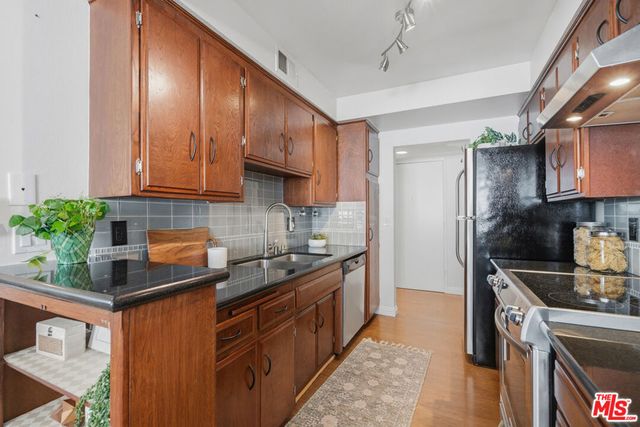 1242 S Barrington Avenue 205, Los Angeles, CA 90025