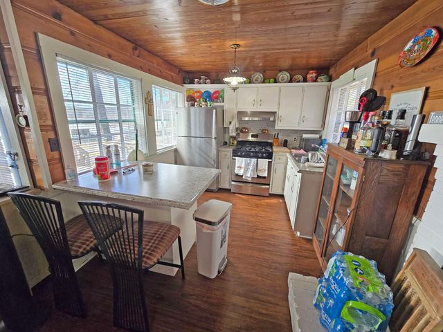 418 LOST CREEK BOAT DOCK RD, Decaturville, TN 38329